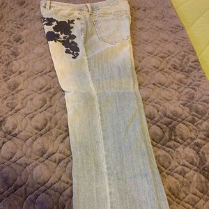 Light blue with dark blue embroidered / appliqué capri jeans